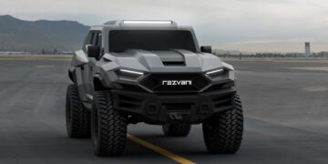 نمای جلو تانک رضوانی مدل ۲۰۲۶ با طراحی زاویهدار تهاجمی، چراغهای LED باریک و تایرهای بزرگ آفرودی در باند فرودگاه