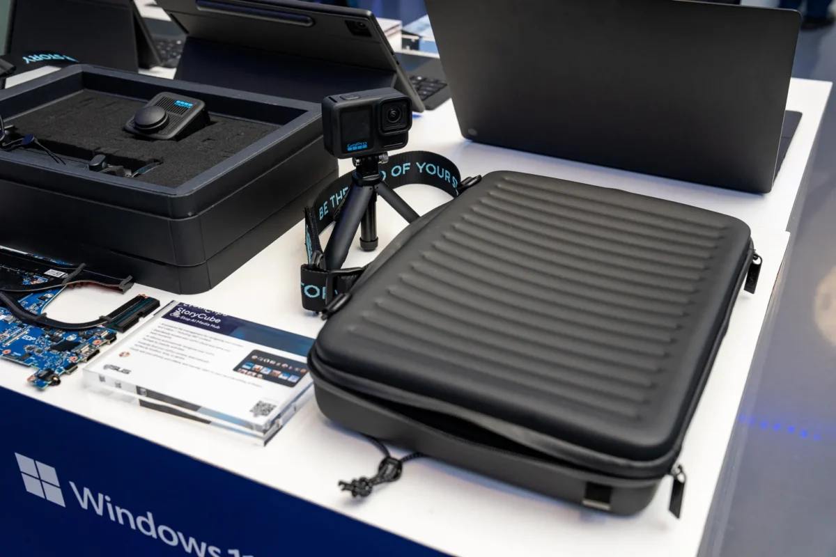 یک دوربین GoPro روی سه‌پایه کوچک در کنار یک کیف حمل ضربه‌گیر و قطعات الکترونیکی.