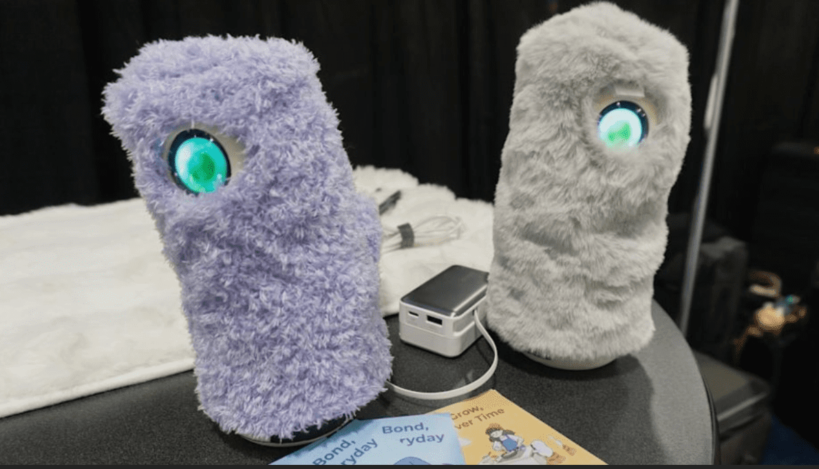 دو ربات حیوان خانگی INU با پوشش پشمالوی بنفش و خاکستری و تک چشم دیجیتالی در CES 2026.