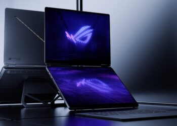 نمای نزدیک از لپتاپ ROG Zephyrus Duo با دو نمایشگر OLED و نورپردازی بنفش.
