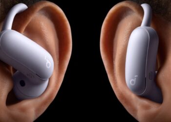 نحوه قرارگیری هدفون‌های Anker AeroFit 2 Pro روی گوش که هم به صورت باز (Open-ear) و هم به صورت ایرباد قابل استفاده هستند.