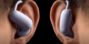 نحوه قرارگیری هدفون‌های Anker AeroFit 2 Pro روی گوش که هم به صورت باز (Open-ear) و هم به صورت ایرباد قابل استفاده هستند.