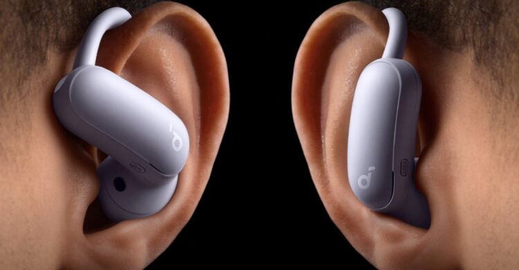 نحوه قرارگیری هدفونهای Anker AeroFit 2 Pro روی گوش که هم به صورت باز (Open-ear) و هم به صورت ایرباد قابل استفاده هستند.