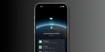 صفحه نمایش آیفون که رابط کاربری اتصال به ماهواره و گزینههای پیامرسانی و امداد جادهای را نشان میدهد.