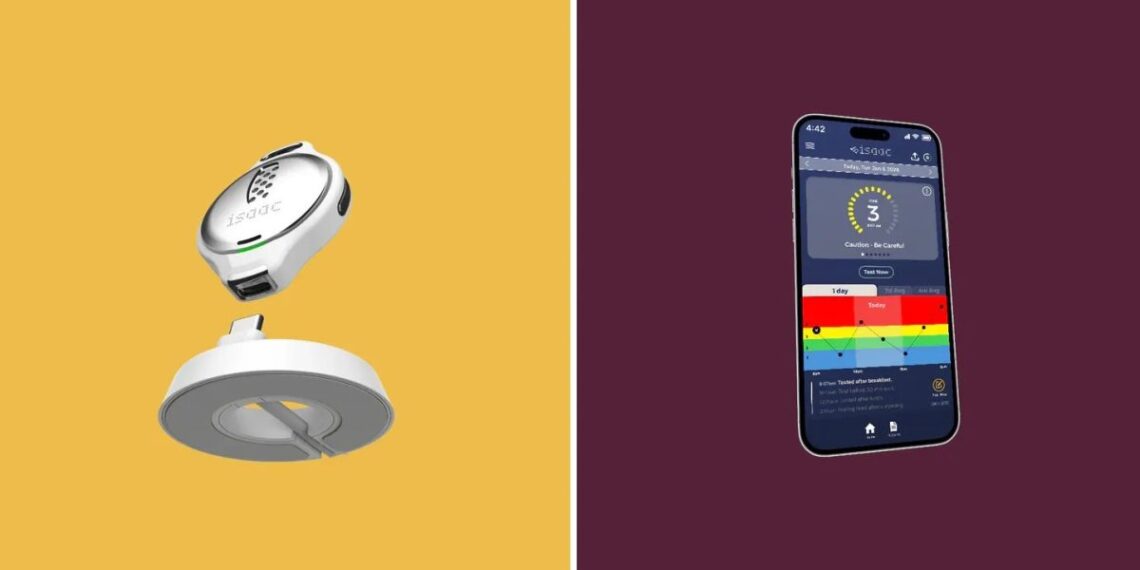 دستگاه پایش قند خون Isaac در کنار پایه شارژ و اپلیکیشن موبایل مربوطه که نمودار سطح گلوکز را نشان می‌دهد.