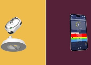 دستگاه پایش قند خون Isaac در کنار پایه شارژ و اپلیکیشن موبایل مربوطه که نمودار سطح گلوکز را نشان می‌دهد.