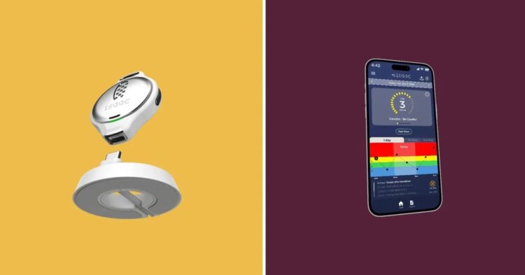 دستگاه پایش قند خون Isaac در کنار پایه شارژ و اپلیکیشن موبایل مربوطه که نمودار سطح گلوکز را نشان می‌دهد.