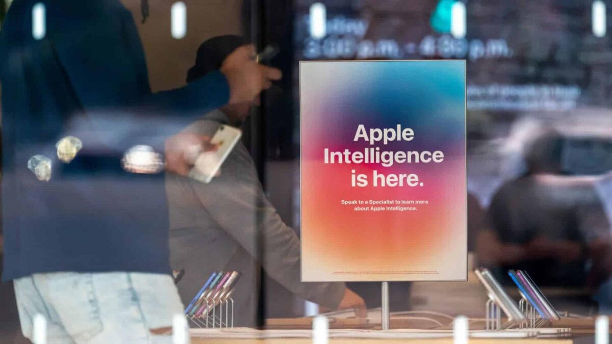تابلوی تبلیغاتی «Apple Intelligence is here» در ویترین یک فروشگاه اپل.