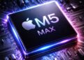 تصویر گرافیکی پردازنده Apple M5 Max با نورپردازی بنفش روی برد اصلی.