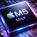 تصویر گرافیکی پردازنده Apple M5 Max با نورپردازی بنفش روی برد اصلی.