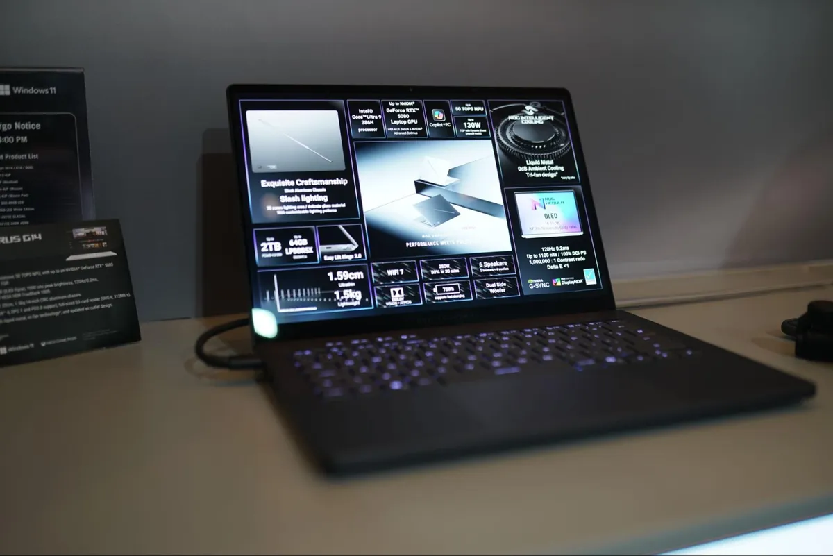 نمای نزدیک از صفحه نمایش لپ‌تاپ که مشخصات فنی شامل گرافیک سری RTX 50 و پردازنده Core Ultra 9 را نشان می‌دهد.