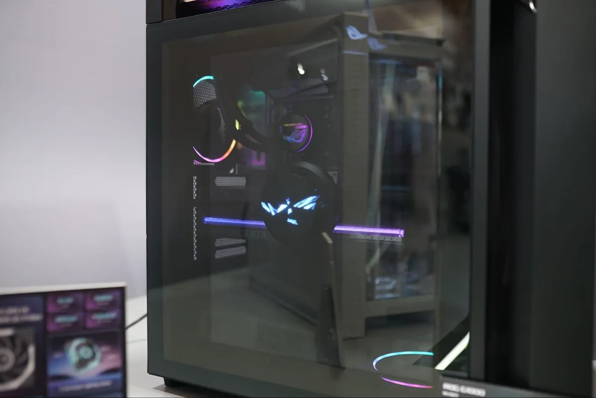 نمای نزدیک از اجزای داخلی کیس گیمینگ با قطعات دارای نورپردازی RGB و لوگوی درخشان ROG.