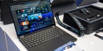 لپ‌تاپ ProArt نسخه GoPro که نرم‌افزارهای ویرایش ویدیو و تجهیزات جانبی آن در صفحه نمایش و کنار آن دیده می‌شوند.