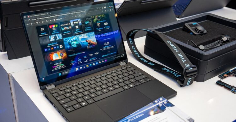 لپتاپ ProArt نسخه GoPro که نرمافزارهای ویرایش ویدیو و تجهیزات جانبی آن در صفحه نمایش و کنار آن دیده میشوند.