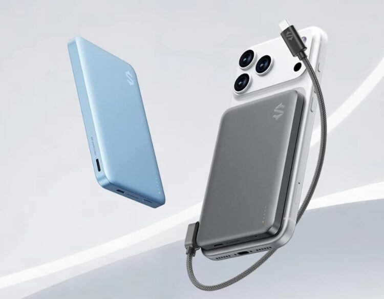 پاوربانک مغناطیسی بلک شارک در دو رنگ آبی و خاکستری، در حالی که مدل خاکستری به پشت یک گوشی متصل شده و با کابل در حال شارژ است