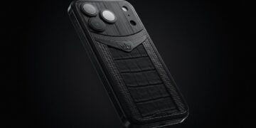 گوشی آیفون با طراحی لوکس و سفارشی بدنه از جنس چرم تمساح و تزیینات فلزی.