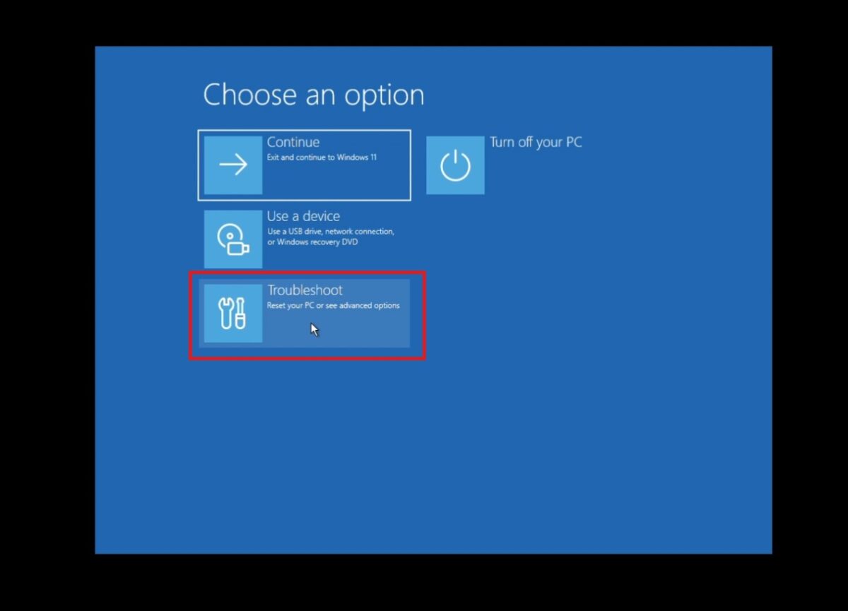 منوی بازابی ویندوز (WinRE) با کادر قرمز دور گزینه Troubleshoot.