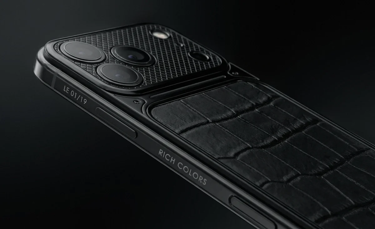 گوشی آیفون با طراحی لوکس و سفارشی بدنه از جنس چرم تمساح و تزیینات فلزی.