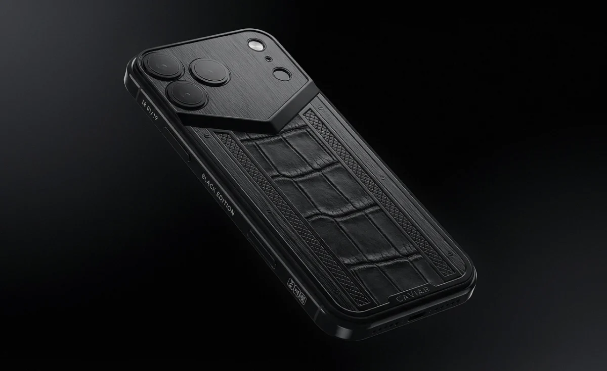 گوشی آیفون با طراحی لوکس و سفارشی بدنه از جنس چرم تمساح و تزیینات فلزی.