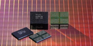 چند قطعه تراشه حافظه SK Hynix بر روی یک ویفر سیلیکونی درخشان.