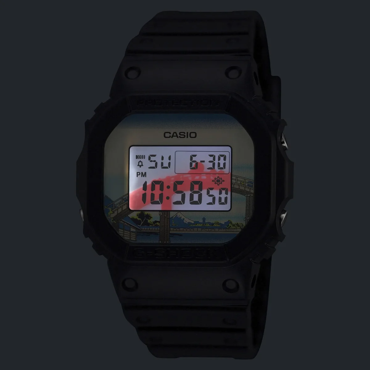 نمای روبه‌روی ساعت دیجیتال Casio G‑Shock DW‑5600 با بدنه مشکی و نمایشگر LCD روشن، دارای تصویر منظره الهام‌گرفته از هنر سنتی ژاپن در پس‌زمینه صفحه