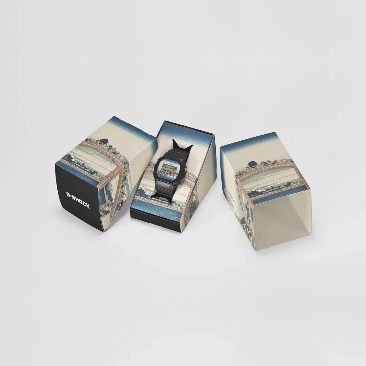 نمای جعبه و بسته‌بندی نسخه خاص Casio G‑Shock DW‑5600 با آثار گرافیکی الهام‌گرفته از هنر سنتی ژاپن و قرارگیری ساعت در مرکز جعبه