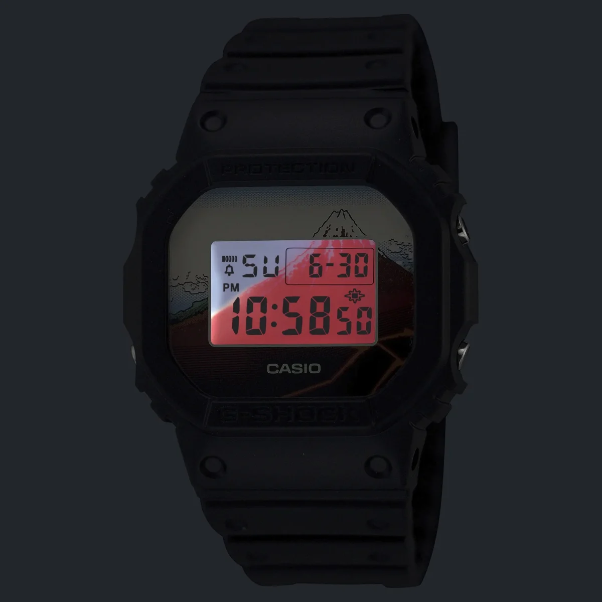 نمای روبه‌روی ساعت دیجیتال Casio G‑Shock DW‑5600 با قاب و بند مشکی، نمایشگر LCD قرمز و تصویر گرافیکی الهام‌گرفته از هنر سنتی ژاپن روی صفحه