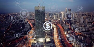 نمای شب از یک شهر با آیکون‌های دیجیتالی متصل به هم که نماد شبکه مالی و هوش مصنوعی است.