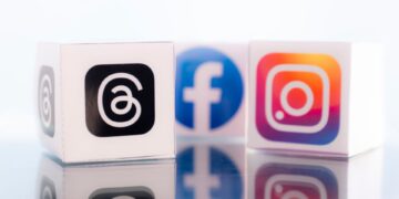 مکعب‌هایی با لوگوی اپلیکیشن‌های تردز، فیس‌بوک و اینستاگرام روی یک سطح براق.