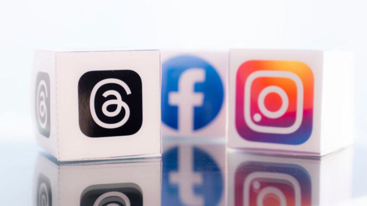 مکعب‌هایی با لوگوی اپلیکیشن‌های تردز، فیس‌بوک و اینستاگرام روی یک سطح براق.