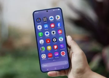 نمای صفحه‌نمایش Samsung Galaxy S25 Plus با رابط کاربری One UI 7 که کشوی اپلیکیشن‌ها، آیکون‌های پیش‌فرض سامسونگ و نوار جست‌وجو را نمایش می‌دهد.