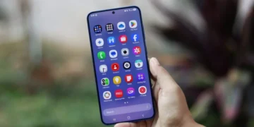 نمای صفحه‌نمایش Samsung Galaxy S25 Plus با رابط کاربری One UI 7 که کشوی اپلیکیشن‌ها، آیکون‌های پیش‌فرض سامسونگ و نوار جست‌وجو را نمایش می‌دهد.