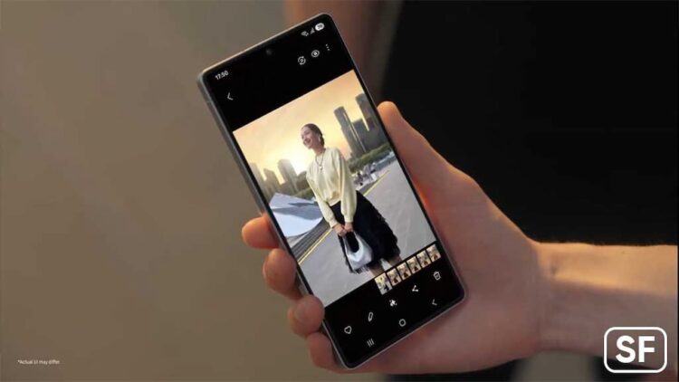 شخصی که گوشی گلکسی S25 Ultra را در دست دارد و در حال تماشای یک ویدیو در گالری است.