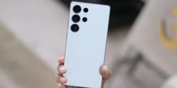 نمای جانبی و پشتی گوشی هوشمند Samsung Galaxy S25 Ultra در بررسی طراحی، نمایش فریم تخت و برجستگی ماژول دوربین.