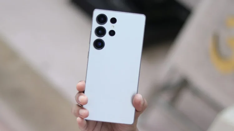 نمای جانبی و پشتی گوشی هوشمند Samsung Galaxy S25 Ultra در بررسی طراحی، نمایش فریم تخت و برجستگی ماژول دوربین.