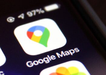 نمای نزدیک از آیکون اپلیکیشن گوگل مپ (Google Maps) روی صفحه نمایش یک گوشی هوشمند