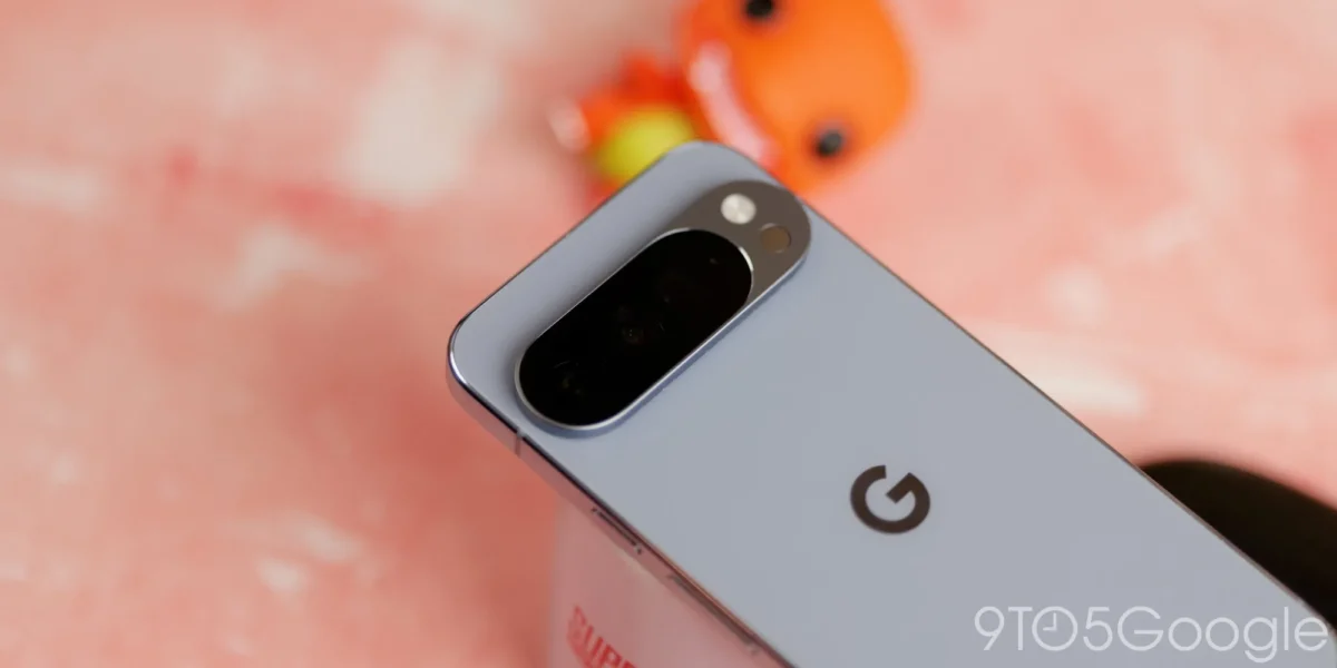 نمای نزدیک از پنل پشتی و ماژول دوربین گوشی گوگل پیکسل ۱۰ پرو ایکس‌ال (Pixel 10 Pro XL).