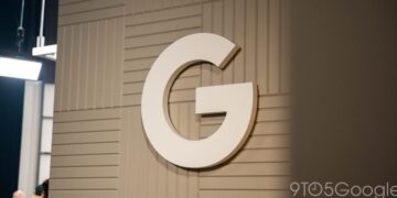 لوگوی سه‌بعدی حرف G گوگل روی دیواری با بافت خطوط موازی.