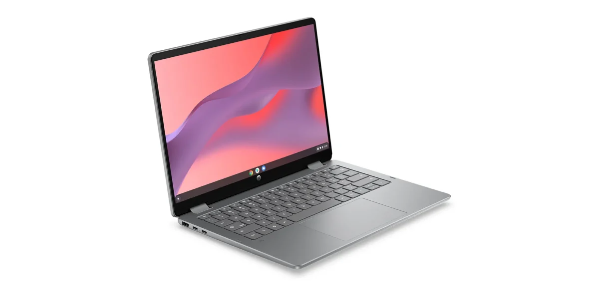 نمای سه‌رخ از لپ‌تاپ HP Chromebook x360 14 با بدنه نقره‌ای متالیک و تصویر پس‌زمینه انتزاعی صورتی و بنفش.