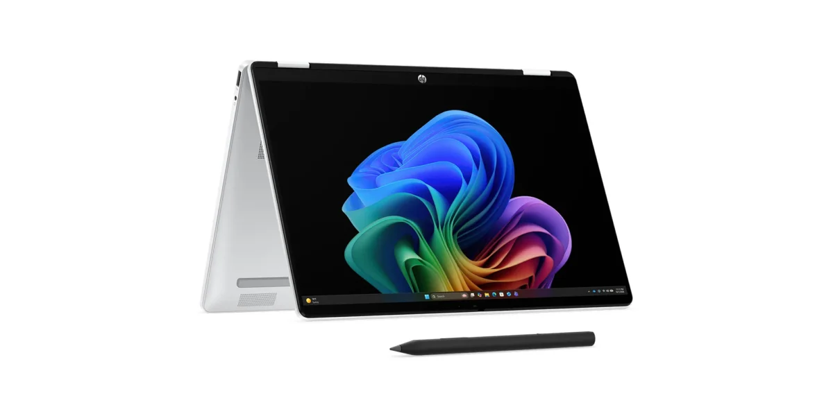 لپ‌تاپ HP OmniBook 5 Flip در حالت خیمه‌ای (Tent Mode) به همراه قلم نوری.