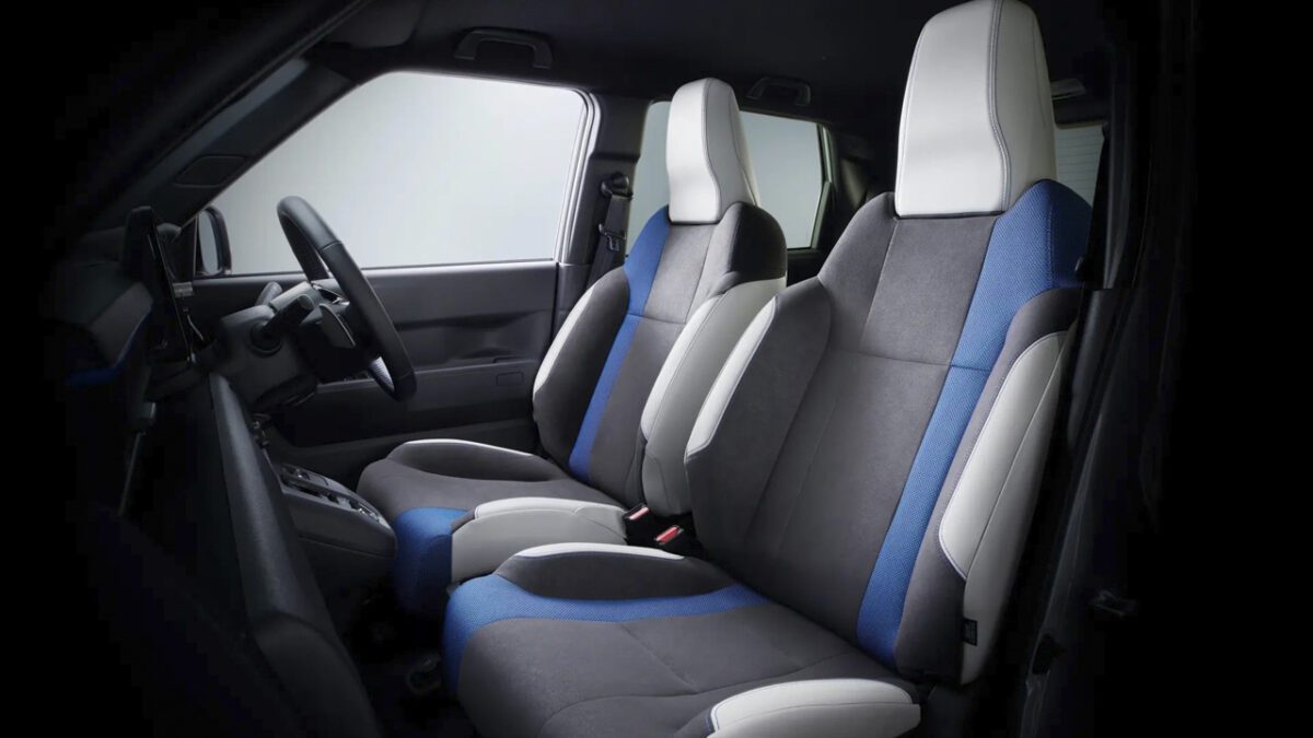 نمای صندلیهای جلو در کابین هوندا سوپر-وان ۲۰۲۶ با روکش دورنگ خاکستری و آبی، طراحی ارگونومیک و فضای مناسب برای استفادهٔ شهری