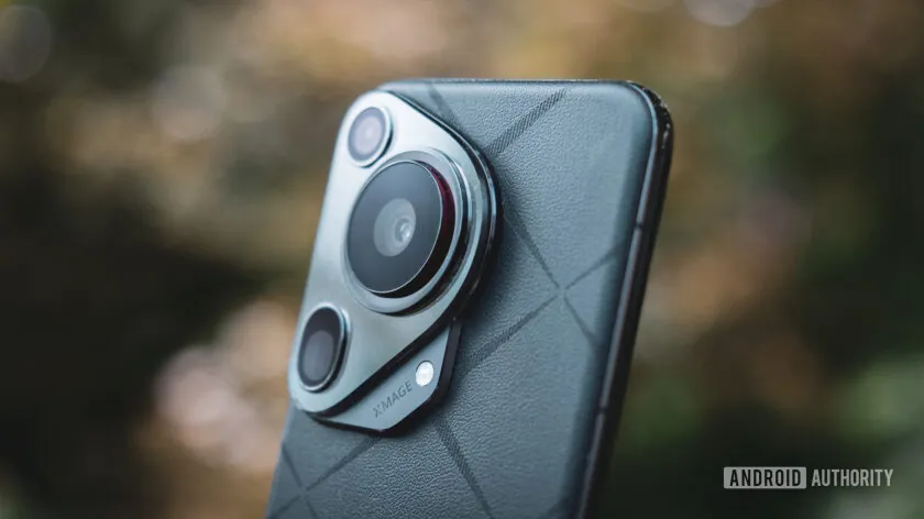 ماژول دوربین مثلثی شکل گوشی هواوی پورا ۷۰ اولترا با بدنه چرمی سبز تیره.