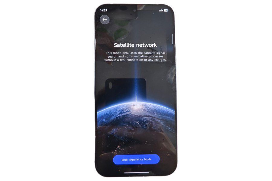 نمای نزدیک از گوشی Infinix در حالت "Satellite network" با دکمه Enter Experience Mode.