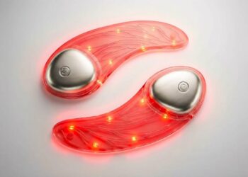 نمای نزدیک از دو پد ماسک LED انعطافپذیر لورئال که نور قرمز درمانی ساطع میکنند.