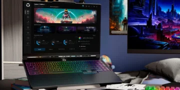نمای زاویهدار از لپتاپ Lenovo Legion 5i روی میز، با صفحهنمایش روشن، کیبورد RGB، رابط نرمافزار Legion و تمرکز بر طراحی گیمینگ و کاربری دسکتاپ.