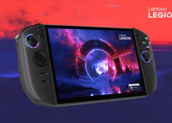 کنسول دستی Lenovo Legion Go در یک قاب تبلیغاتی با پس‌زمینه قرمز و آبی.