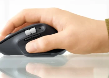 نمای نزدیک از طراحی ارگونومیک موس بی‌سیم Logitech سری MX، با تمرکز بر اسکرول‌ول فلزی دنده‌دار، دکمه‌های کناری عمودی و بدنه‌ی خاکستری مات با طراحی مناسب برای دست راست.