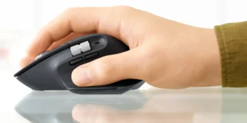 نمای نزدیک از طراحی ارگونومیک موس بی‌سیم Logitech سری MX، با تمرکز بر اسکرول‌ول فلزی دنده‌دار، دکمه‌های کناری عمودی و بدنه‌ی خاکستری مات با طراحی مناسب برای دست راست.