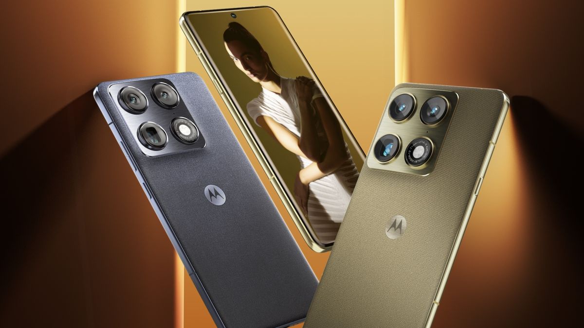 نمای استودیویی از دو گوشی هوشمند Motorola با پنل پشتی بافت‌دار در رنگ‌های سبز زیتونی و سرمه‌ای، مجهز به ماژول مربعی دوربین چندگانه با چهار لنز، فلش LED و لوگوی Motorola در مرکز بدنه