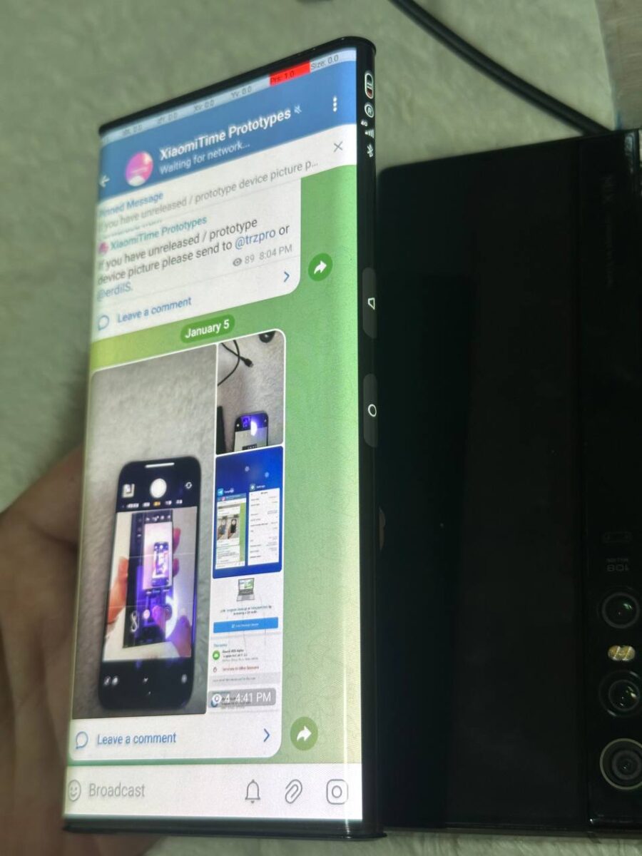 نمای نزدیک از گوشه بالایی نمایشگر گوشی با جزئیات فنی پیکسل‌ها در نوار وضعیت.